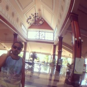 Meet your Posher, Cesar